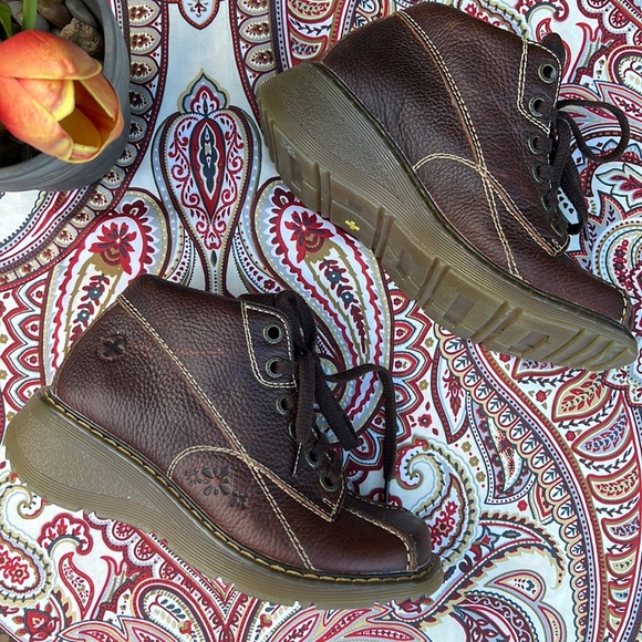 Dr. Martens Vintage Daisy Floral Embossed Brown Ankle Boots - Picture 15 of 17